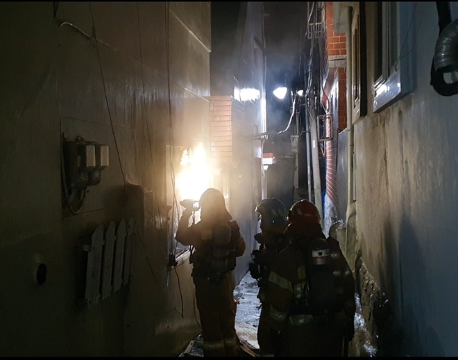 10일 오전 2시 45분경 부산 영도구 한 주택 화재현장.(사진제공=부산소방재난본부)