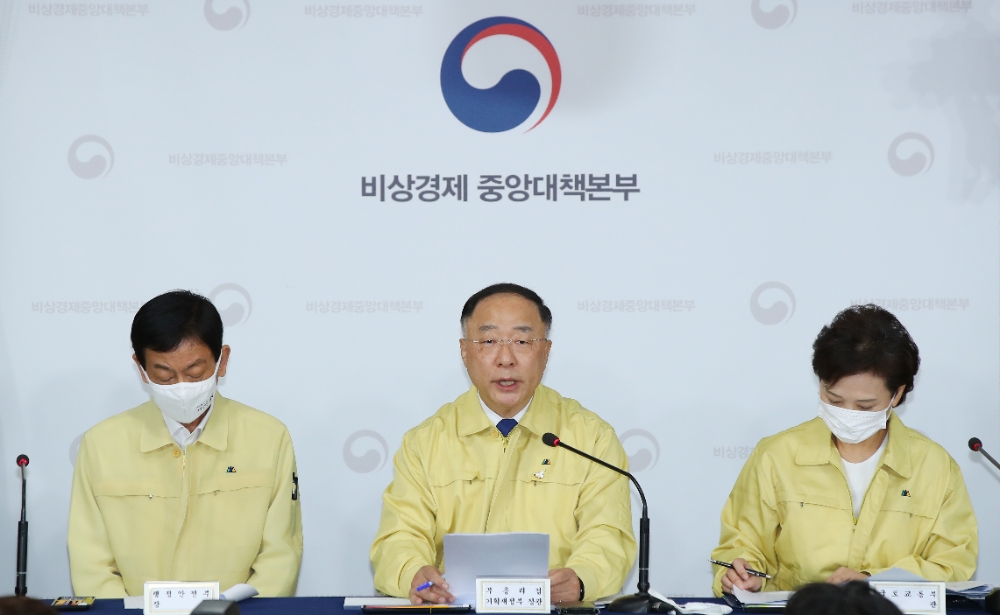 홍남기 경제부총리 겸 기획재정부 장관이 10일 오전 정부서울청사에서 6·17 부동산 정책 후속 대책을 발표하고 있다.(사진=연합뉴스)