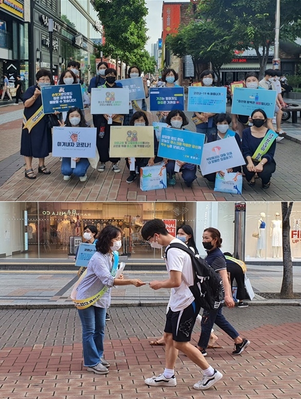 청소년활동진흥센텉 자원봉사자들이 동성로 일대에서 덴탈마스크와 손소독제를 나눠주며 마스크착용의 중요성을 알리고 있다.(사진제공=대구청소년지원재단)