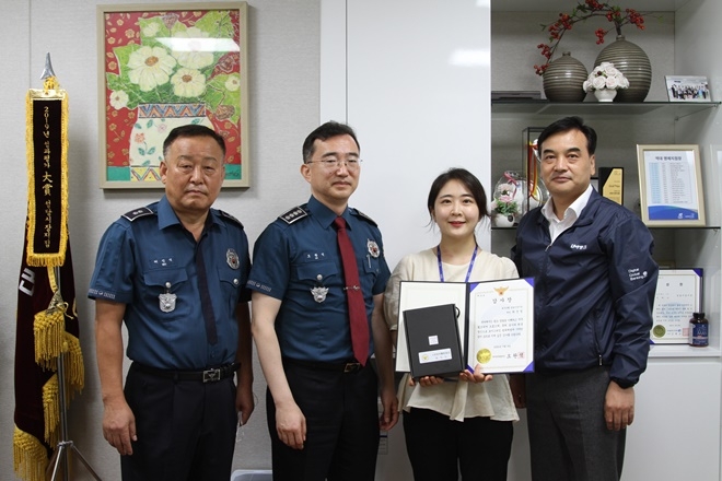 오완석 대구남부서장이 대구은행 직원에게 감사장을 수여하고 기념촬영.(사진제공=대구남부경찰서)