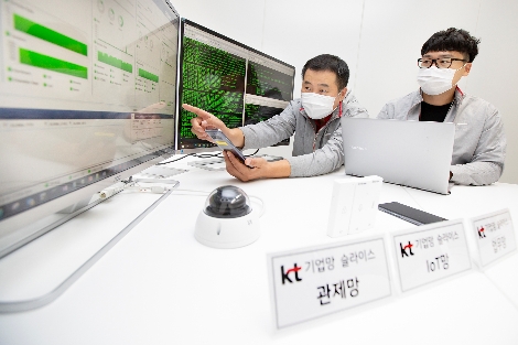 KT 연구원들이 5G 기업 망 슬라이스 기술이 적용된 단말을 테스트하고 있다. 사진=KT