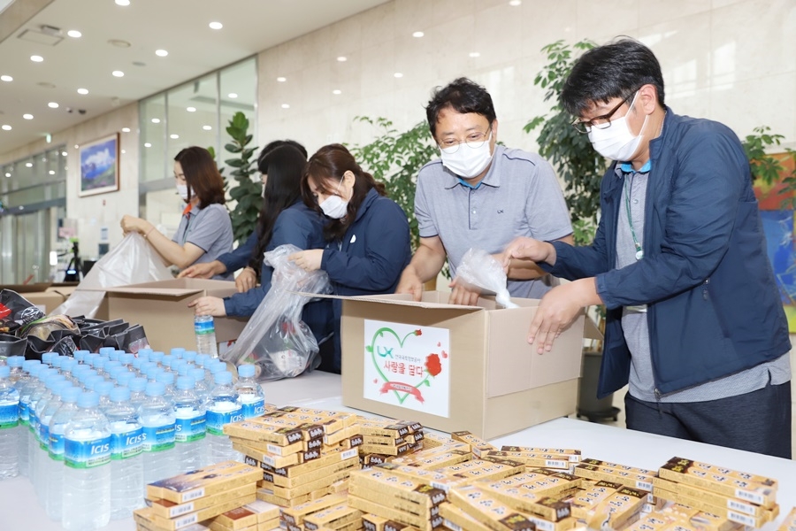 사랑의 꾸러미 포장 관련사진 2매.(사진=LX)