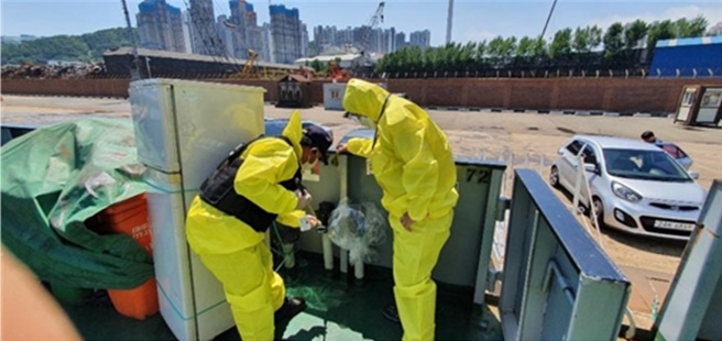 해경이 유출의심지점인 NO.8 에어벤트를 확인중이다.(사진제공=부산해양경찰서)