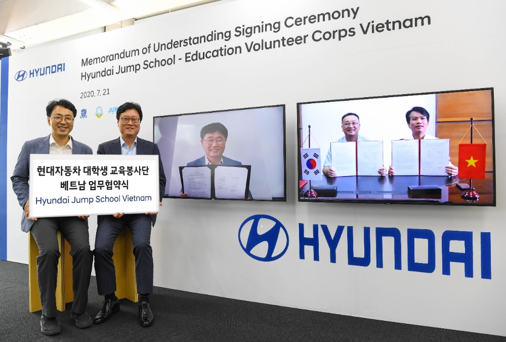 (왼쪽부터) 사단법인 점프 이의헌 대표, 현대차그룹 이병훈 상무, 현대차 이영택 전무, 베트남 국립하노이대학교 투 안민(Do Tuan Minh) 학장, 베트남평화봉사단 던 뚜언 프엉(Don Tuan Phuong) 대표.(사진=현대자동차)