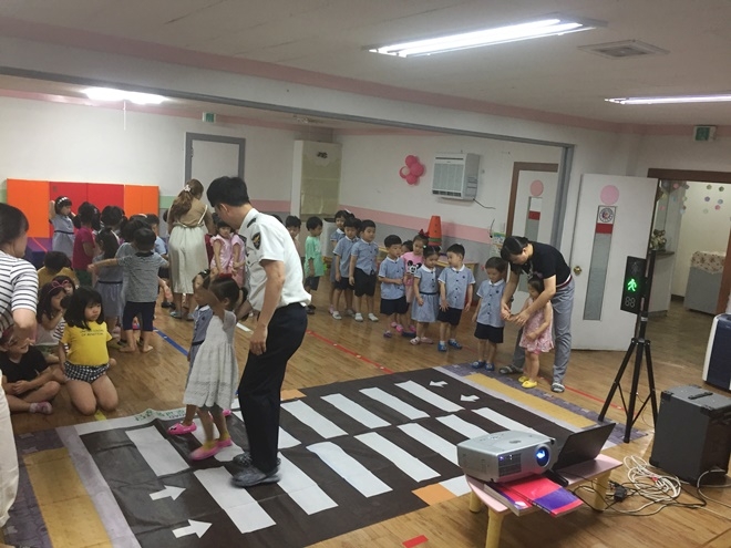 어린이 안전교통교육을 하고 있다.(사진제공=창원서부경찰서)