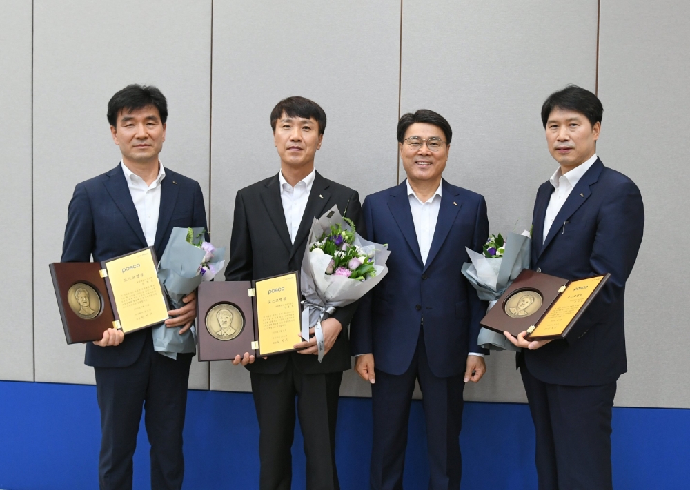 포스코 최정우 회장과 2020 포스코명장 3인이 기념촬영을 하고 있다 (좌측부터 손병근 명장, 이정호 명장, 최정우 회장, 정규점 명장).(사진=포스코)