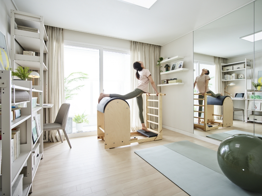 한샘 리하우스 스타일패키지 ‘수퍼(Super)’로 꾸민 집에서 홈캉스는 즐기는 모습.(사진= 한샘)