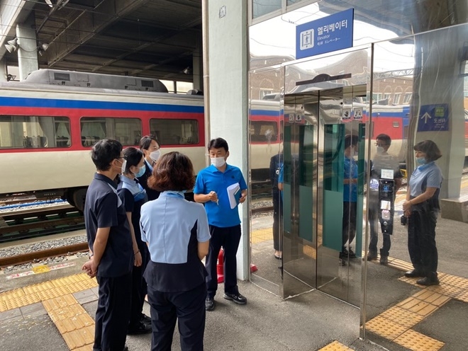 건축사업소 승강기 담당자·부전역 직원들이 승강기 비상구출훈련을 시행하고 있다.(사진제공=한국철도 부산경남본부)