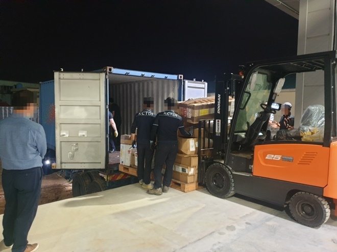 컨테이너 적출작업.(사진제공=부산본부세관)