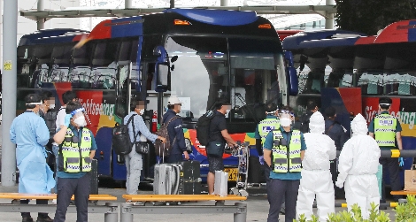지난 24일 오전 공군 공중급유기 'KC-330'를 타고 인천공항에 도착한 이라크 파견 근로자들이 입국장을 나선 뒤 버스 탑승을 기다리고 있다. 사진=연합뉴스
