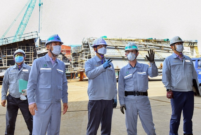 현대중공업 김숙현 동반성장실장이 최근 선박블록 제작 사외 협력회사인 이영산업기계(울주군)를 찾아 관계자들과 상생발전 방안을 논의.(사진제공=현대중공업)