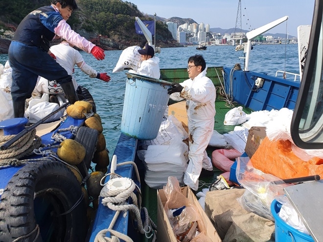 지난 3월 부산 남외항 해상에서 해양경찰이 해상 방제작업 중 수거된 폐기물을 이송하고 있다.(사진제공=남해지방해양경찰청)