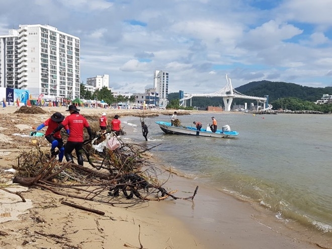 소방인력들이 집중호후 피해 복구 지원활동을 하고 있다.(사진제공=울산온산소방서)