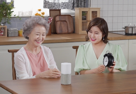 SK텔레콤은 시니어 고객의 건강하고 즐거운 삶을 지원하는서비스 ‘누구 오팔(NUGU opal)’을 30일 출시했다. 사진=SK텔레콤