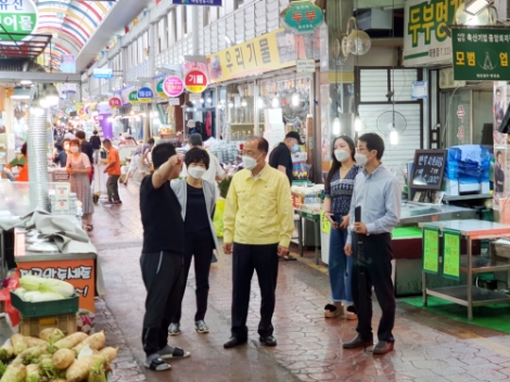 침수 피해를 입은 태평전통시장을 찾은 조봉환 이사장. 사진=소진공