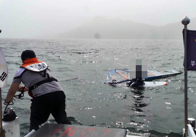 해경이 2일 표류된 윈드서핑객을 구조하고 있다.(사진제공=부산해양경찰서)
