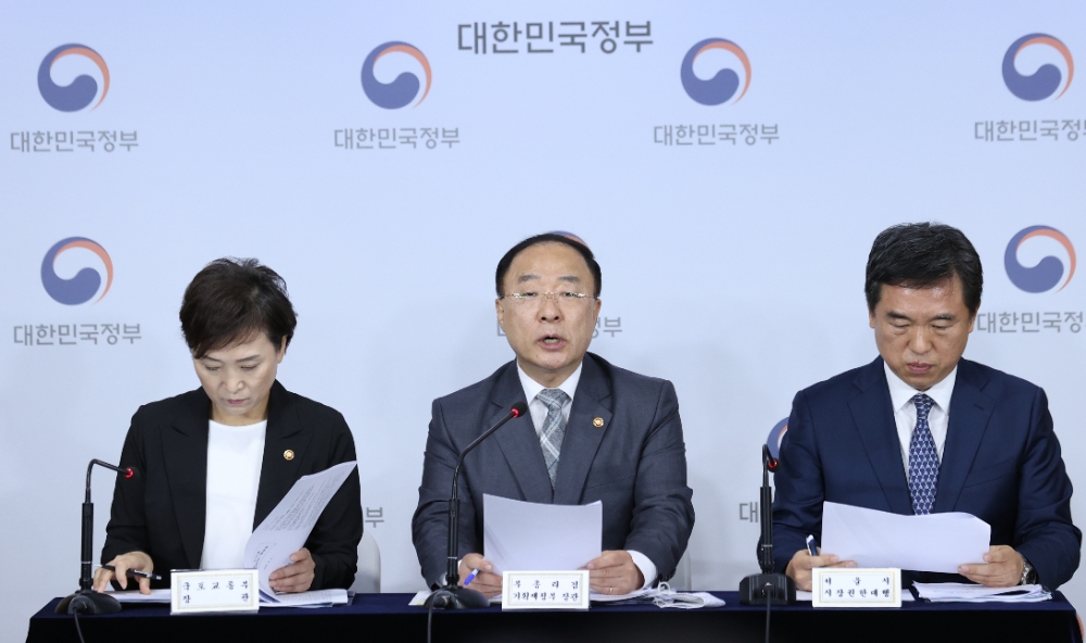 (왼쪽부터)김현미 국토교통부 장관, 홍 부총리, 서정협 서울시장 권한대행.(사진=연합뉴스)