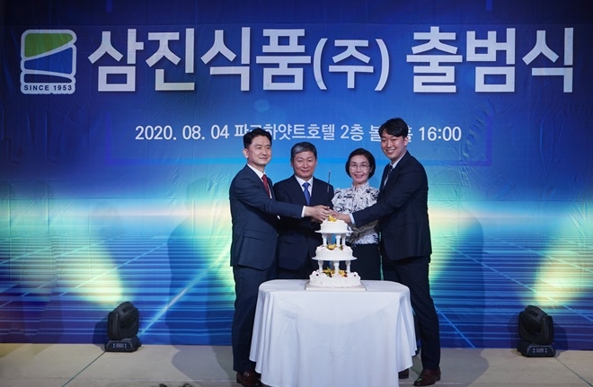 4일 파크하얏트호텔서 열린 삼진식품(주)출범식.(왼쪽부터)_황창환 대표, 박종수 회장, 이금복 이사, 삼진인터내셔널 박용준대표가 출범 케이크 커팅을 하고 있다.(사진제공=삼진어묵)