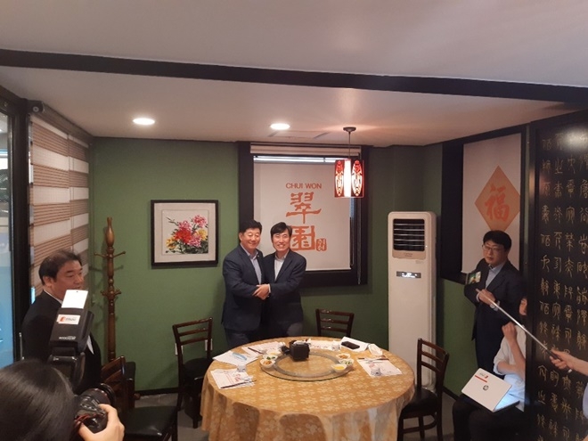 7일 박재호-하태경 양당 부산시당위원장이 취임 후 첫 만남을 갖고 부산발전을 위한 협치를 다짐하고 있다.(사진제공=미래통합당부산시당)