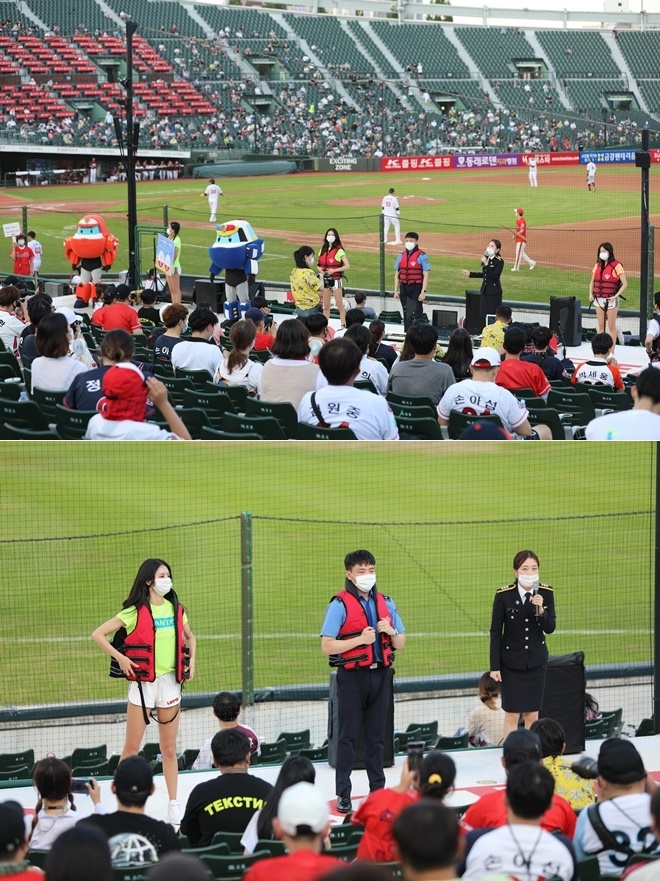 15일 사직야구장서 부산해경과 롯데자이언츠 홍보대사가 관중들을 상대로 구명조끼 착용방법을 설명하고 있다.(사진제공=부산해양경찰서)