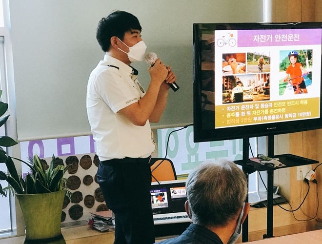 경찰이 연동마을을 찾아 어르신 대상 교통안전교육을 하고 있다.(사진제공=창원서부경찰서)