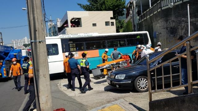 마을버스정비사가 차량을 정비하다 깔리는 사고발생 현장,(사진제공=부산경찰청)