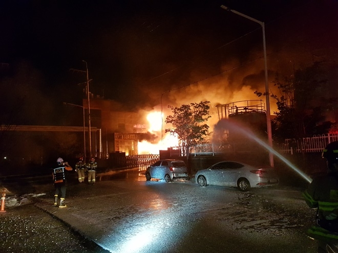 20일 오전 2시 33분경 발생한 울산 울주군 온산공단 한 화학공장 화재를 진화하고 있다.(사진제공=울산소방본부)
