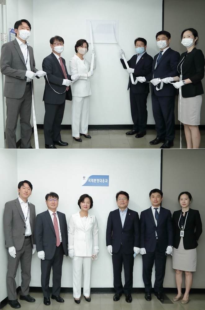 1. (왼쪽부터) 오흥세 국제분쟁대응과 검사, 강성국 법무실장, 추미애 법무부 장관, 고기영 법무부 차관, 한창완 국제분쟁대응과장, 유새롬 국제분쟁대응과 검사가 19일 현판식을 진행하고 있다. 2.(왼쪽부터) 오흥세 국제분쟁대응과 검사, 강성국 법무실장, 추미애 법무부 장관, 고기영 법무부 차관, 한창완 국제분쟁대응과장, 유새롬 국제분쟁대응과 검사가 기념촬영을 하고 있다. (사진제공=법무부)