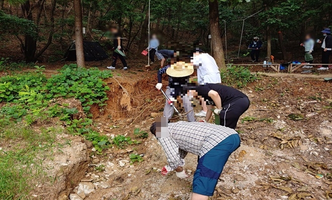 사회봉사대상자들이 어린이 숲체험학습장 보수를 하고 있다.(사진제공=평택준법지원센터)