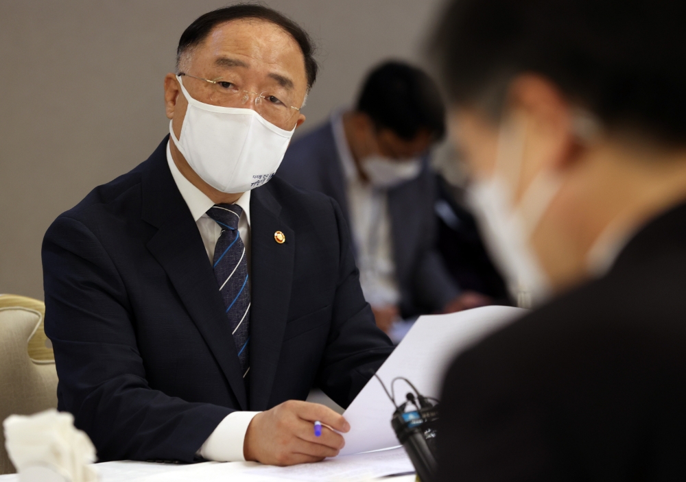 홍남기 경제부총리 겸 기획재정부 장관이 26일 오전 정부서울청사에서 열린 제4차 부동산시장 점검 관계장관회의를 주재하며 발언하고 있다.(사진=연합뉴스)
