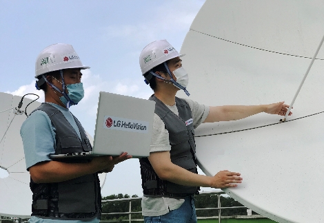 LG헬로비전 임직원들이 25일 서울 양천구에 위치한 DMC에서 방송 설비를 점검하고 있는 모습. 사진=LG전자