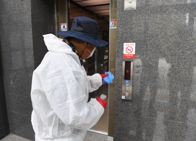 기장군에 주소를 둔 해운대 온천센터 관련자가 코로나19 확진 판정되자, 28일 오전 8시 30분경 기장군 감염병방역단이 현장 출동하여 출입구와 계단, 엘리베이터 등을 중점적으로 방역 소독하고 있다. (사진제공=부산기장군)