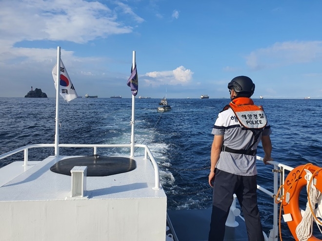 해경이 기관고장으로 표류하던 어선을 예인하고 있다.(사진제공=부산해양경찰서)