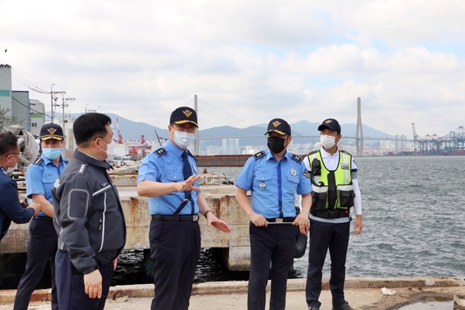 1구자영 남해해경청장이 31일 오후 부산 영도구 청학부두를 방문해 태풍대비 사전 안전관리 태세를 점검하고 철저한 대비를 주문하고 있다.(사진제공=남해지방해양경찰청)