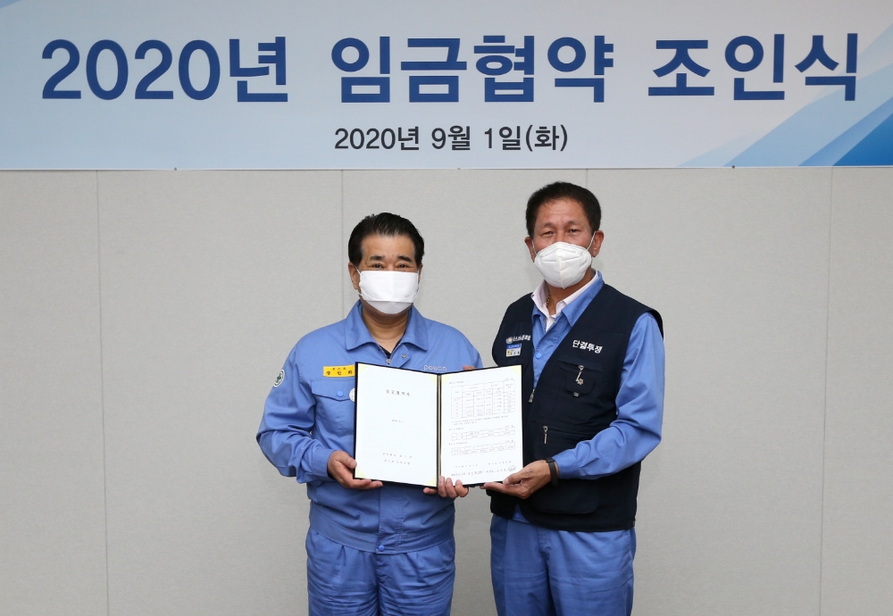 조인식에서 장인화 포스코 대표이사 사장(왼쪽)과 김인철 포스코노동조합 위원장이 기념촬영을 하고 있다.(사진=포스코)