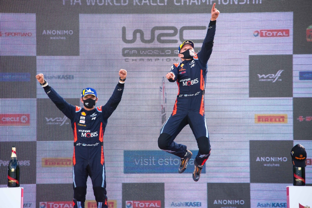 에스토니아에서 열린 ‘2020 월드랠리챔피언십’ 4차 대회에서 우승을 차지한 현대차 월드랠리팀 오트 타낙(Ott Tänak)과 코드라이버 마틴 야베오야(Martin Järveoja), 선수가 우승을 차지한 후 세레모니를 하고 있는 모습.(사진=현대자동차)