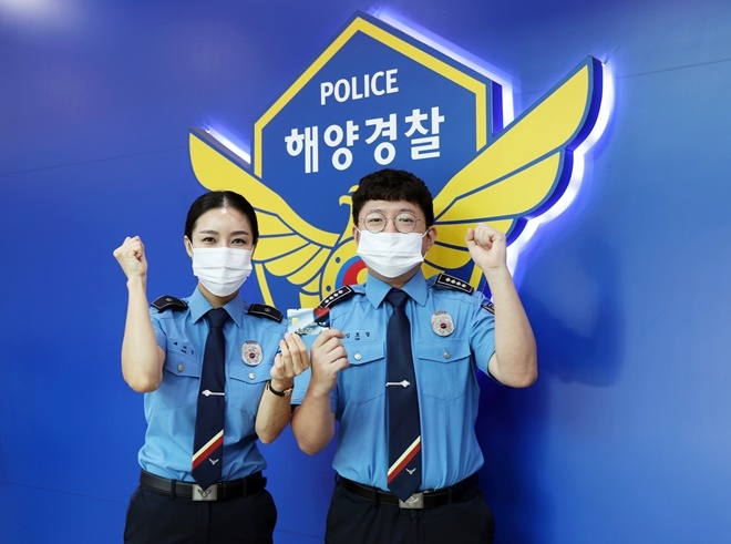 3남해지방해양경찰청 경리계 경찰관(경위 배미선, 경사 임호걸)이 직불형 정부구매카드를 홍보하고 있다.(사진제공=남해해경청)