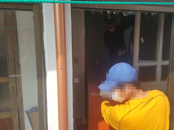 사회봉사대상자들이 폐기물을 치우고 있다.(사진제공=부산준법지원센터)