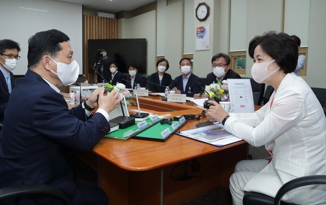 추미애 법무부 장관(오른쪽)이 9일 위치추적중앙관제센터를 방문해 강호성 범죄예방정책국장(왼쪽)으로부터 신형 전자발찌에 대해 설명을 듣고 있다.(사진제공=법무부)