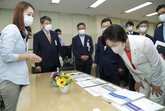 추미애 법무부 장관(오른쪽)이 9일 서울보호관찰소를 방문하여 직원으로부터 마약 진단시약 검사 결과에 대해 설명을 듣고 있다.(사진제공=법무부)