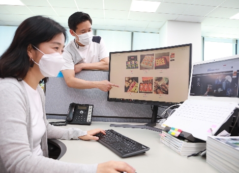 삼성전자 임직원들이 '추석 맞이 온라인 장터'에서 쇼핑을 하는 모습. 사진=삼성전자