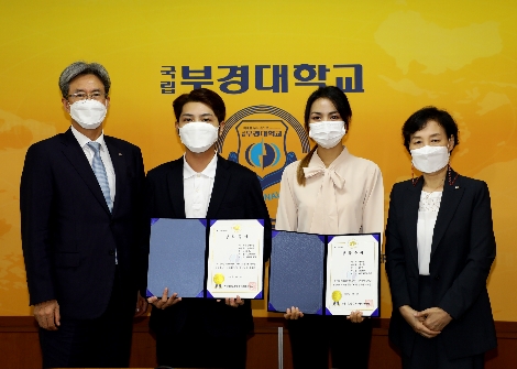 수협은행 이동빈 은행장이 장학증서를 전달하고 채영희 부총장(총장 권한 대행, 사진 오른쪽)과 함께 기념촬영을 하는 모습. 사진=Sh수협은행