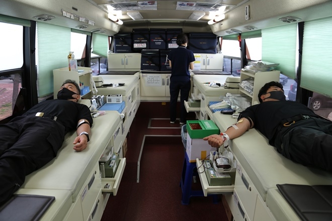 단체헌혈에 동참하고 있다.(사진제공=해양경찰청)