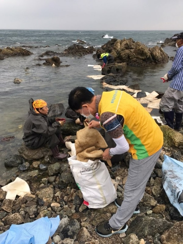 해안방제전문기술위원이 울산항 원유부이에서 발생한오염사고현장에서 활동 모습.(사진제공=울산해양경찰서)