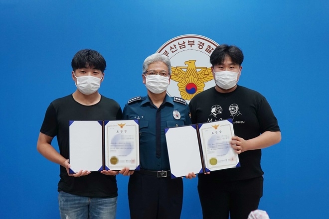 박도영 서장이 보이스피싱 조직원을 직접 붙잡은 대학생들에게 표창장을 전달하고 기념촬영.(사진제공=부산경찰청)