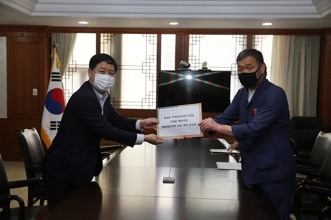 기장군수가 9월 16일 오후 1시 서울 종로구 정부서울청사에서 구윤철 국무조정실장과 면담을 하고 기장읍 해안지역을 특별재난지역으로 선포해 달라는 17만 기장군민들의 간절한 현장의 목소리를 담은 ‘정세균 국무총리님께 드리는 기장읍 해안지역 특별재난지역 선포 주민 호소문’과 ‘제9호 태풍 마이삭·제10호 태풍 하이선 태풍 피해 복구사업 및 도시철도 정관선·기장선 유치 등 지역현안사업 국비 지원 건의문’을 전달하고 있다.(사진제공=부산 기장군)