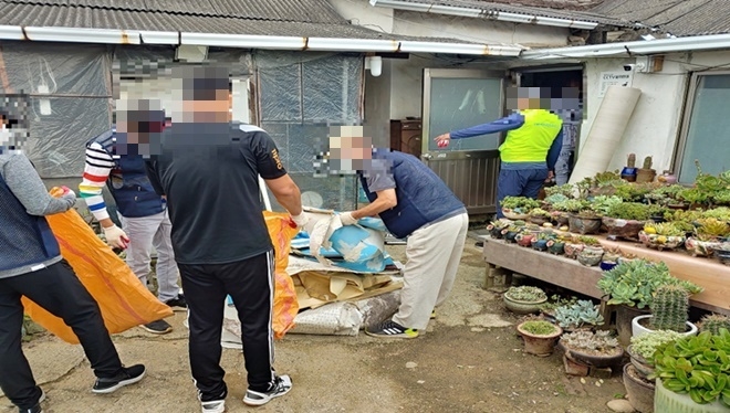 사회봉사대상자들이 고령·영세농가에 주거환경개선을 하고 있다. (사진제공=평택준법지원센터)