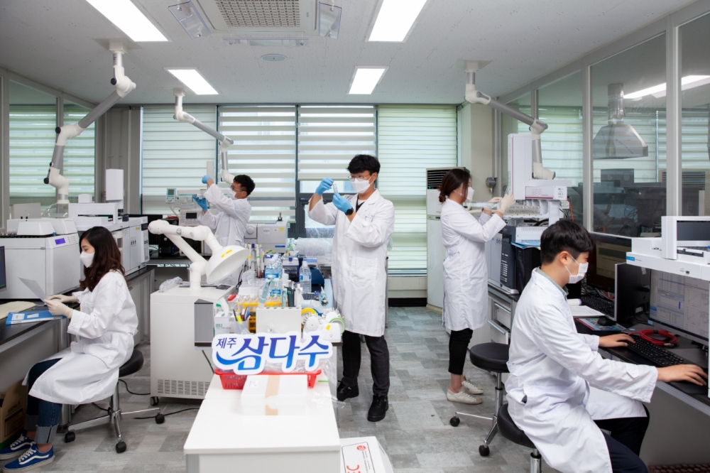 화산송이층에 의해 18년 동안 걸러진 '물'…제주삼다수, ‘품질’ 유지 비결은?