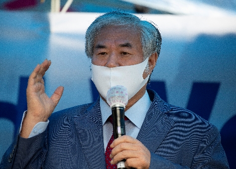 신종 코로나바이러스 감염증(코로나19) 치료를 받고 퇴원한 전광훈 목사가 2일 오전 서울 성북구 사랑제일교회 앞에서 기자회견을 하고 있다. 사진=연합뉴스