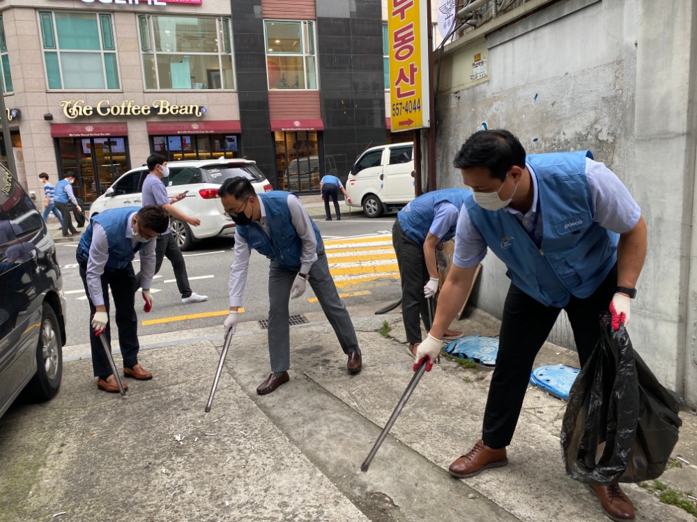 싸리비봉사단 모습.(사진=포스코)